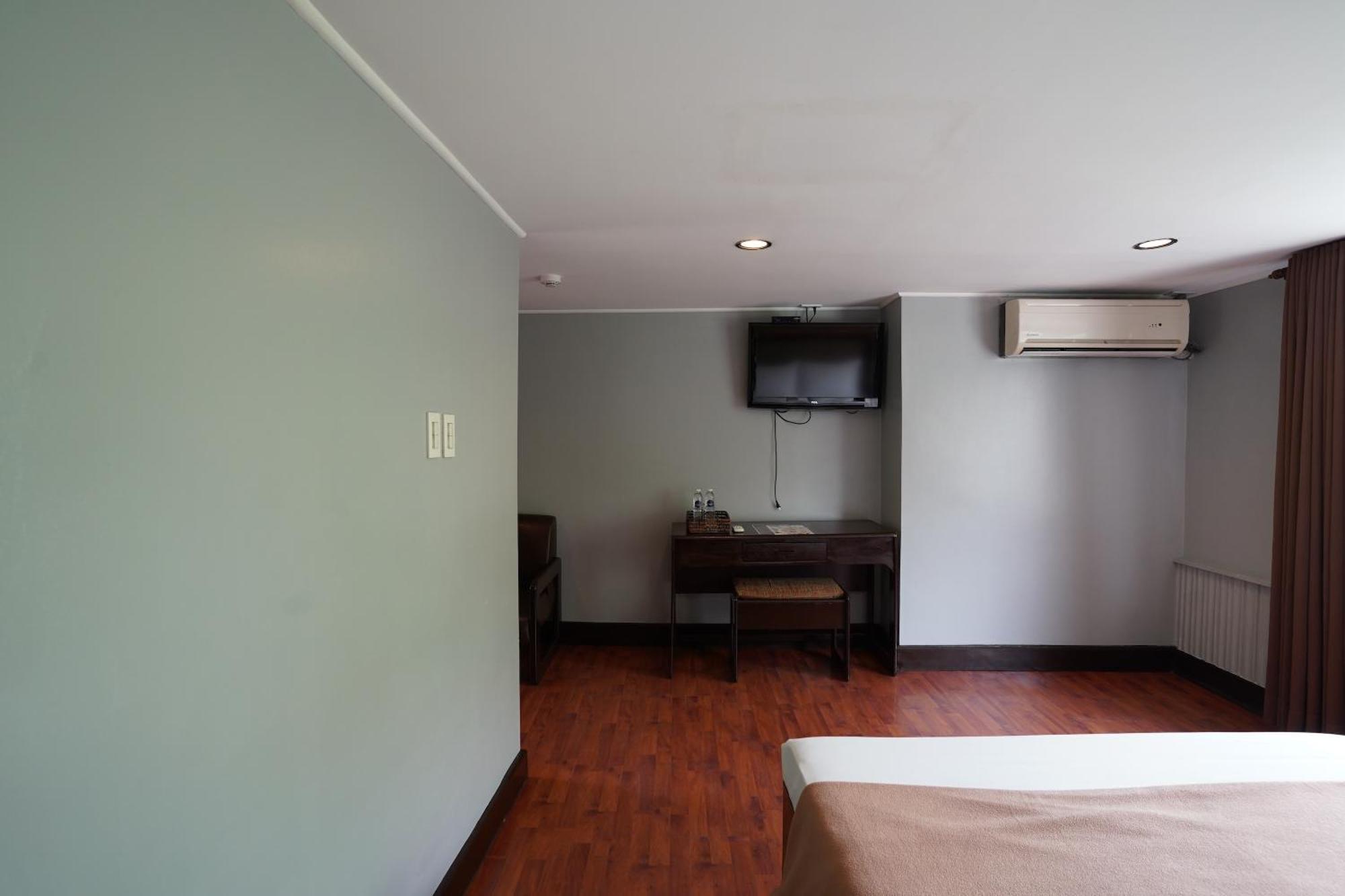 Arzo Hotel Manila Exterior photo